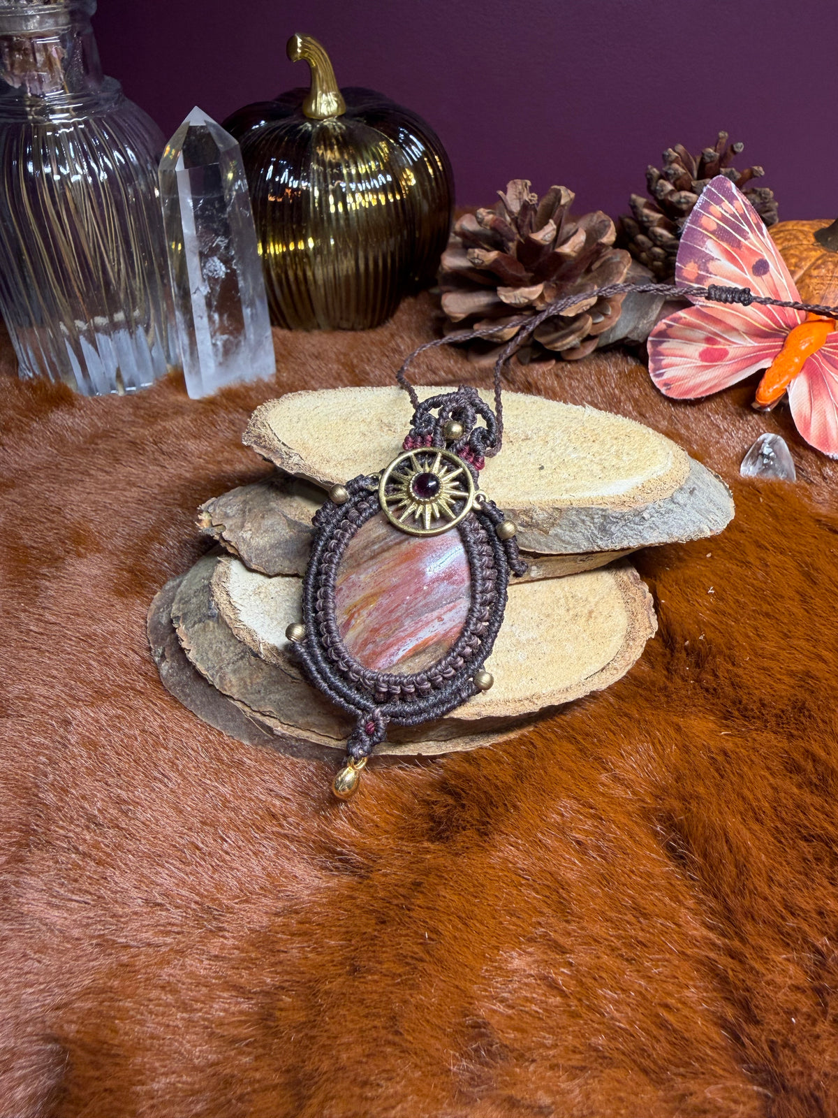 Amulette en Bois Fossile — Ancrage & Stabilité