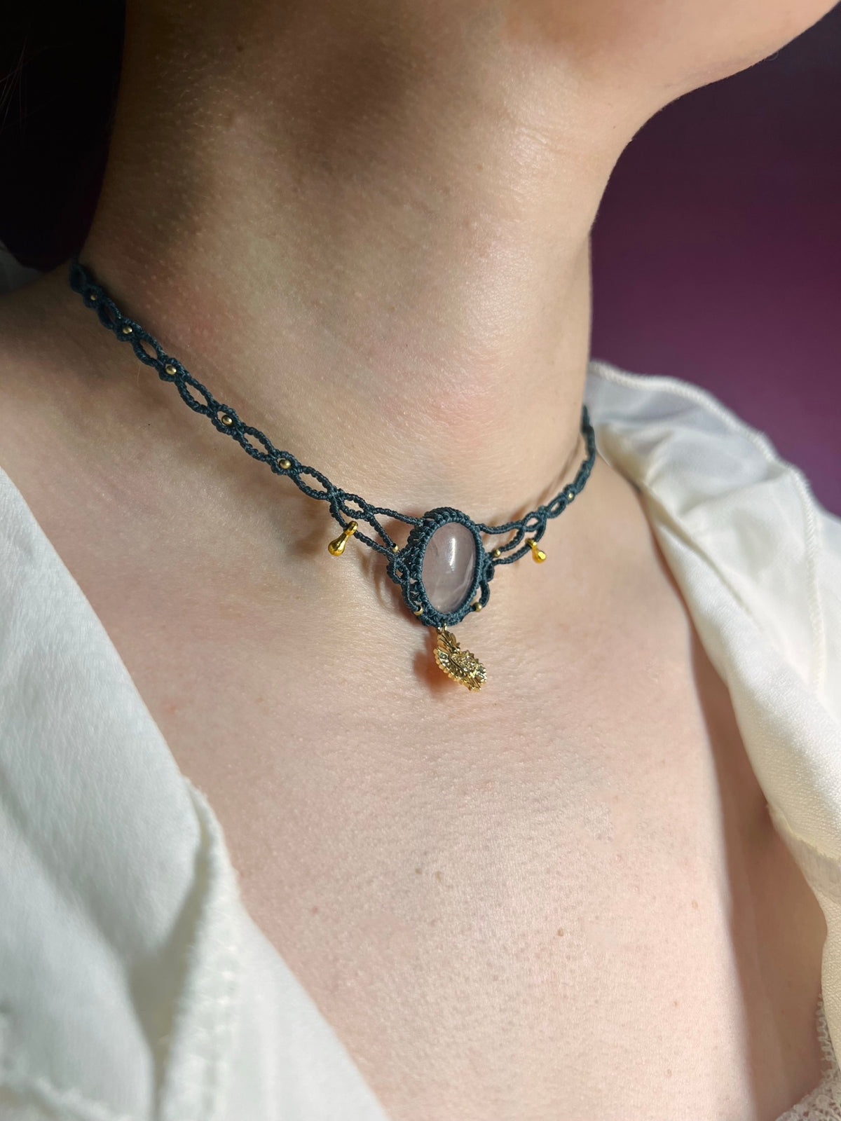 Collier « Marie » — Quartz rose & Ex-voto sacré