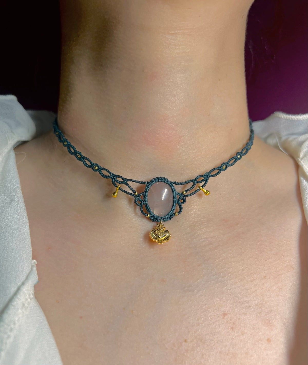 Collier « Marie » — Quartz rose & Ex-voto sacré
