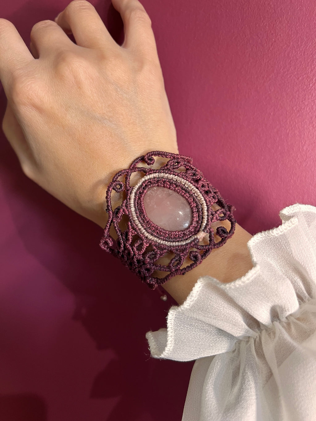 Bracelet manchette en quartz rose « Marianne » – Micro-macramé fait main
