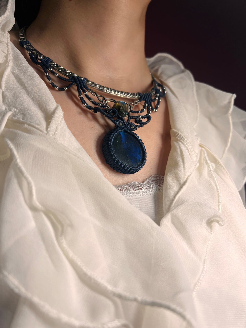 Estella – Collier torque en labradorite bleu abyssal