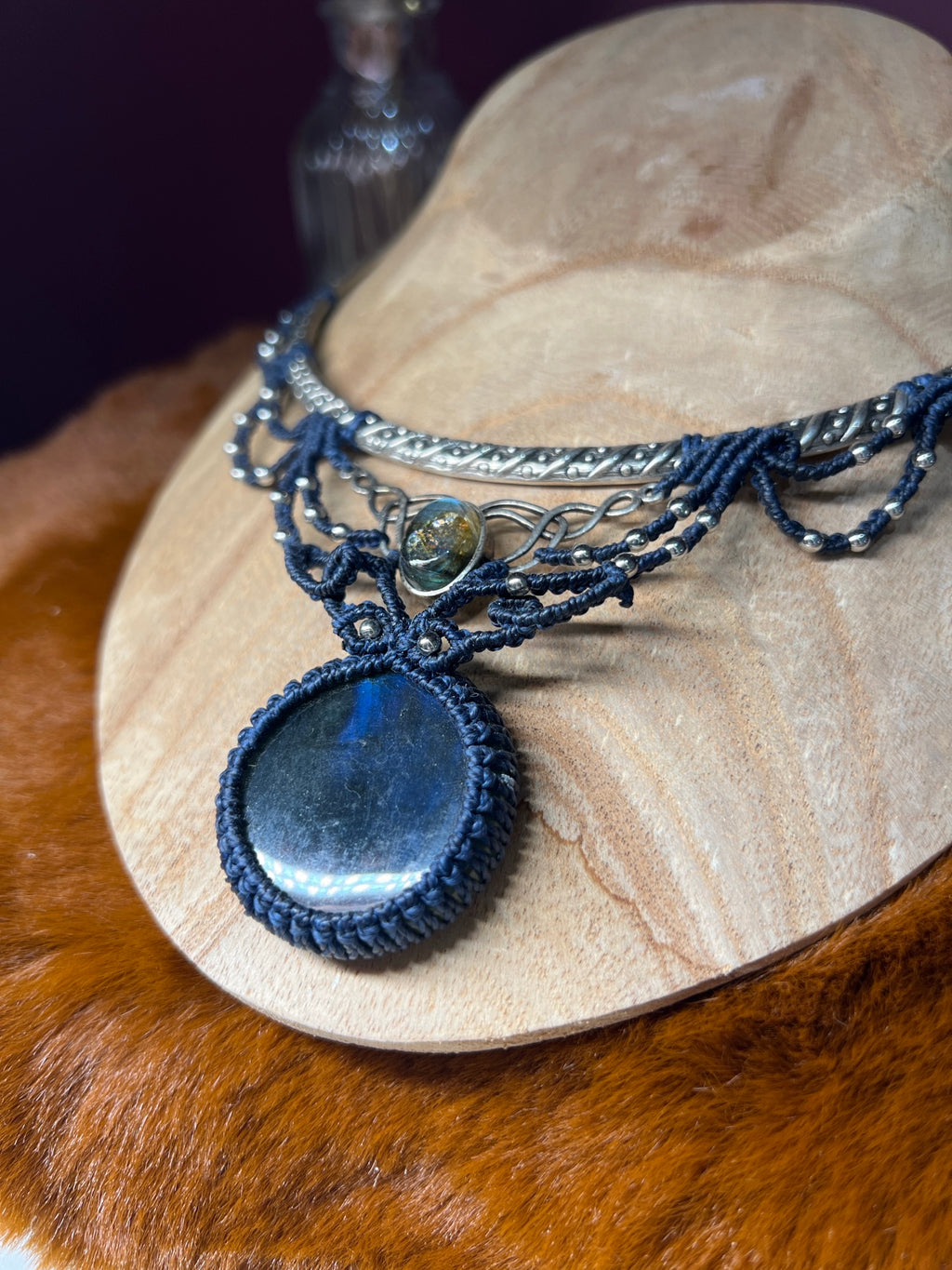 Estella – Collier torque en labradorite bleu abyssal