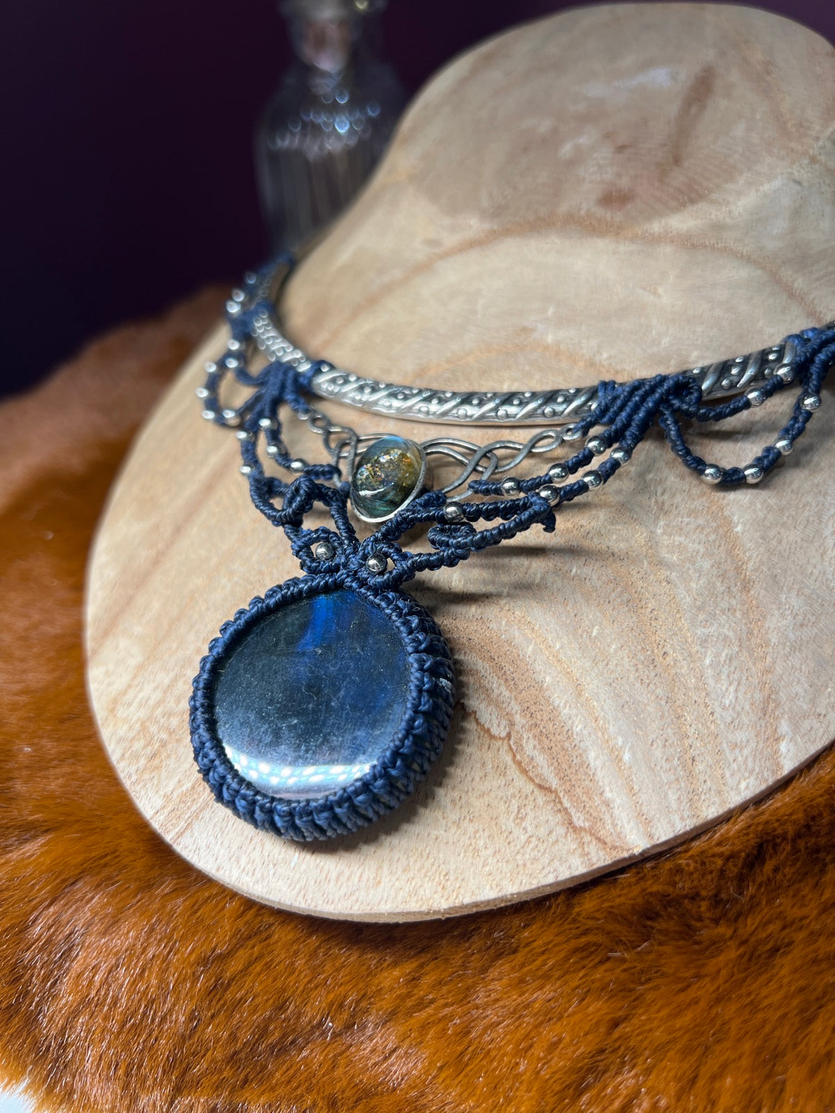 Estella – Collier torque en labradorite bleu abyssal